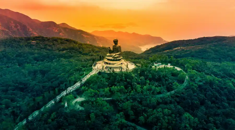 What is the significance of the Tian Tan Buddha